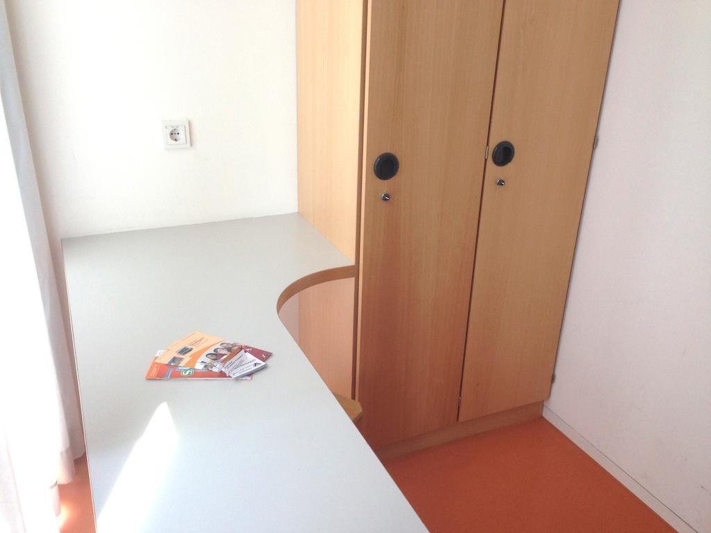 Jugendherberge Stuttgart Neckarpark Δωμάτιο φωτογραφία